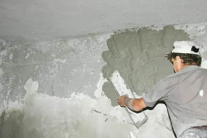 Jak nakładać tynk maszynowy ręcznie - uniknij najczęstszych błędów