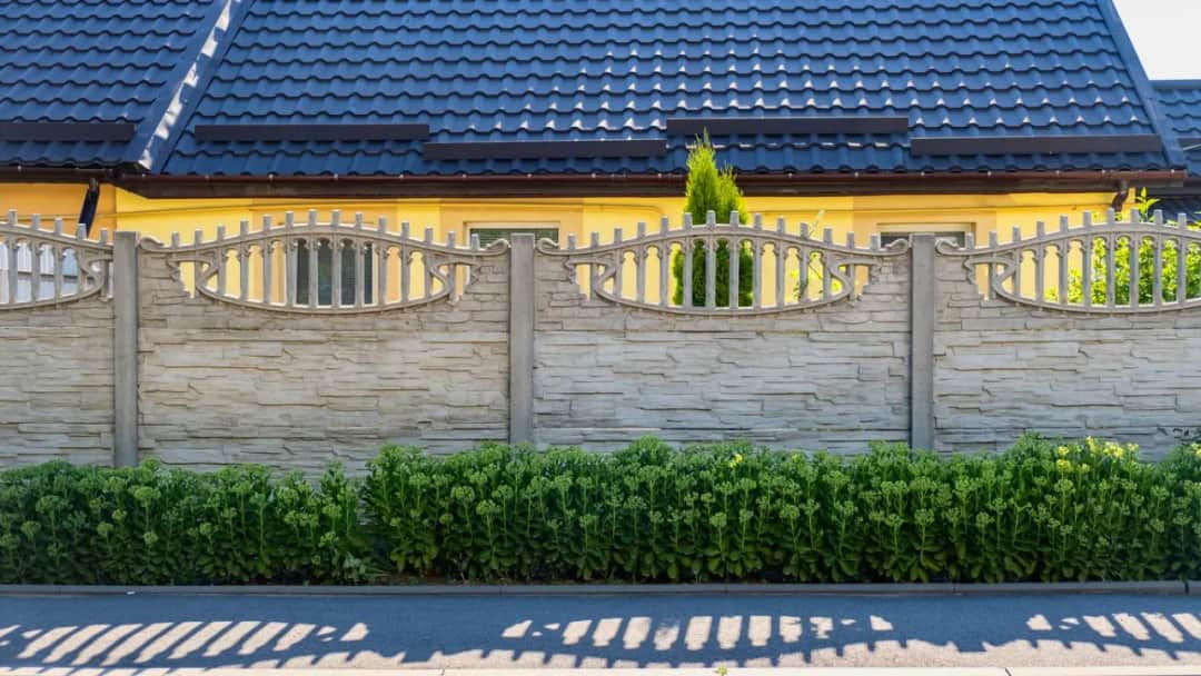 Ile kosztuje montaż płotu betonowego? Zobacz, co wpływa na cenę