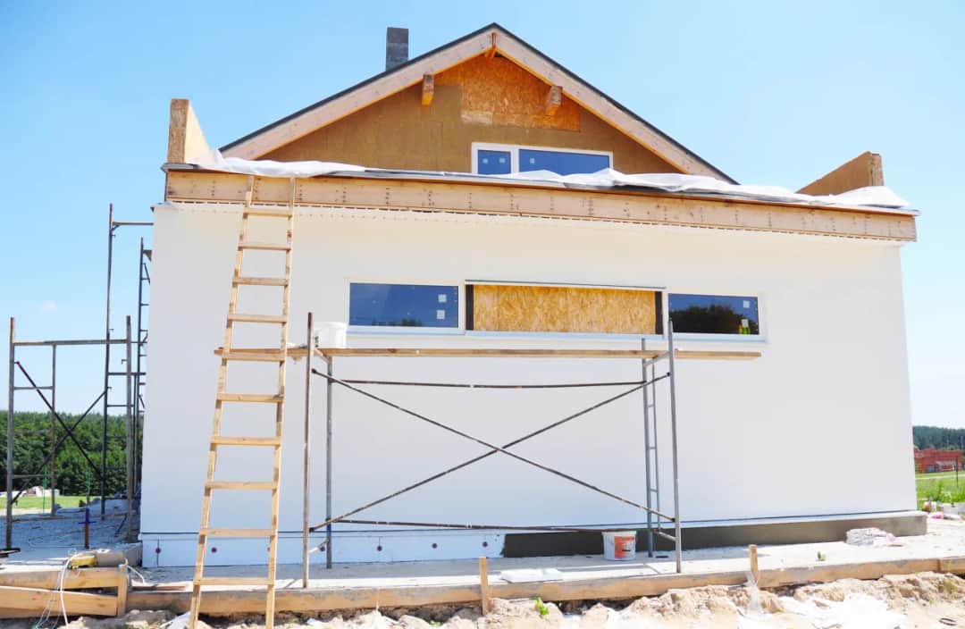 Jak nakładać tynki mineralne zewnętrzne, by uniknąć błędów i uzyskać trwałość