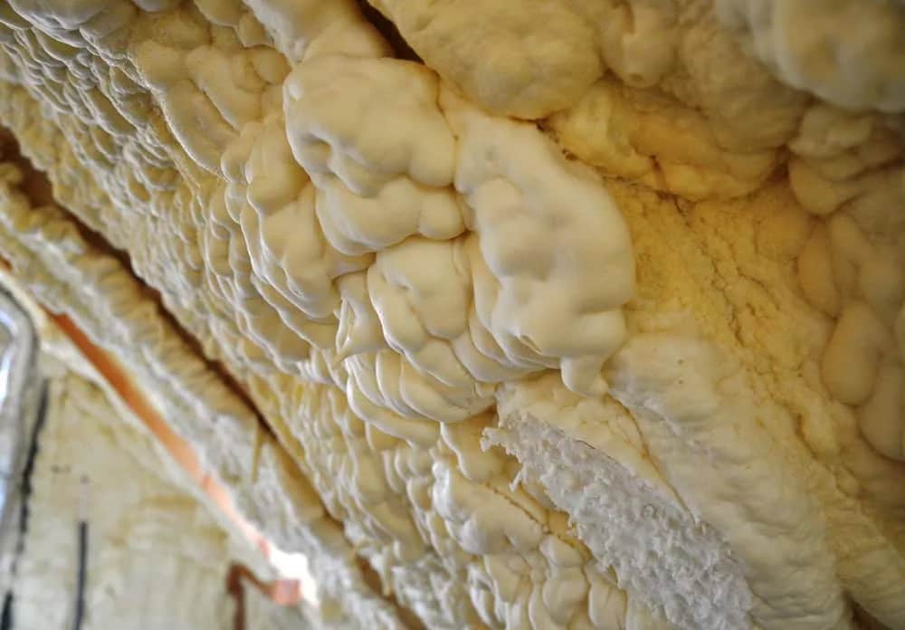 Jak ocieplić dom z bali i uniknąć problemów z wilgocią