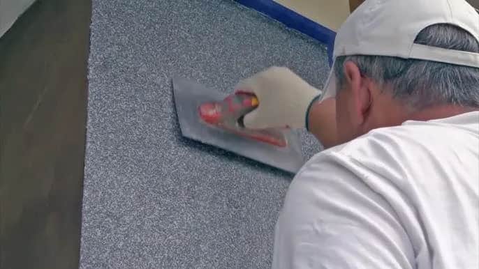 Jak kłaść tynk kornik - najważniejsze techniki i porady krok po kroku