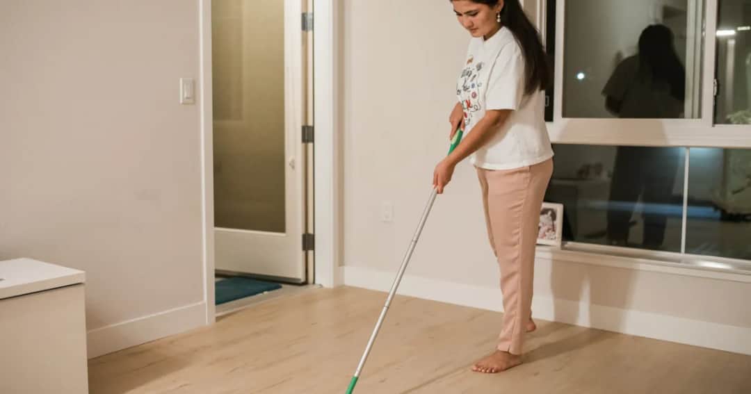 Czym myć panele po remoncie, aby uniknąć uszkodzeń i smug? Czym myć panele po remoncie, aby uniknąć uszkodzeń i smug?